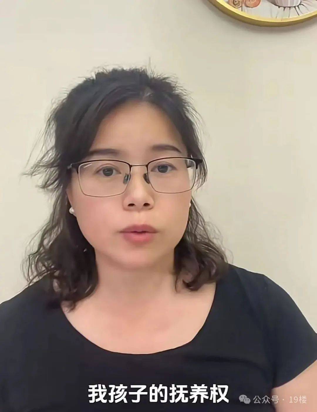 9岁男孩跟亲爸后妈出远门，却被安排蜷缩在后备厢，亲妈气到发抖！更恶劣的是……